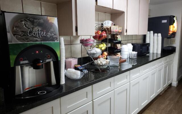 Howard Johnson Express Inn And Suites Lakes Front