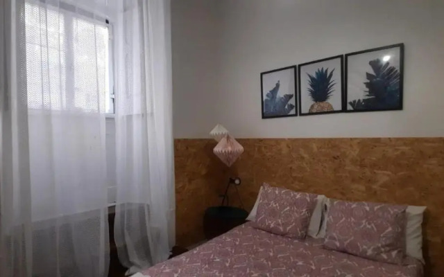 Sunny Terrace Apt, Close to Downtown! 2 Bedroom Flat
