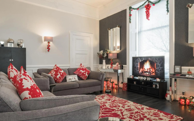 Marks At The Manor Luxury Riverside Apartments - Sleeps up to 4, with Parking and Sky TV