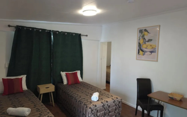 Golden Aura Suites – Guest Rooms – Stratford
