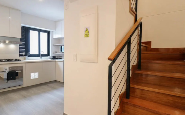 w Grandiose Duplex w Modern Deco in Miraflores
