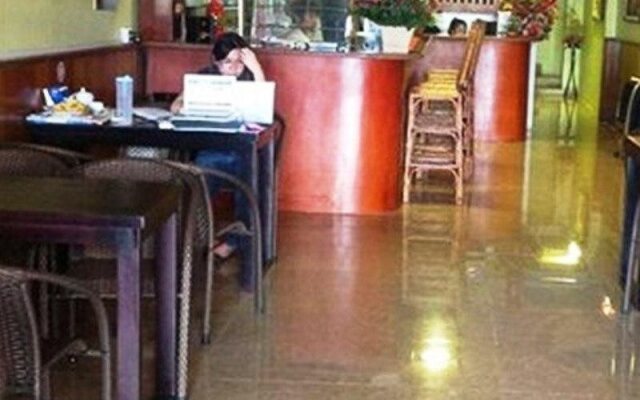 Pra-Tna Guest House And Coffee