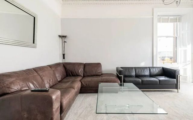 Stunning 5 Bedroom Large Apartment With Parking