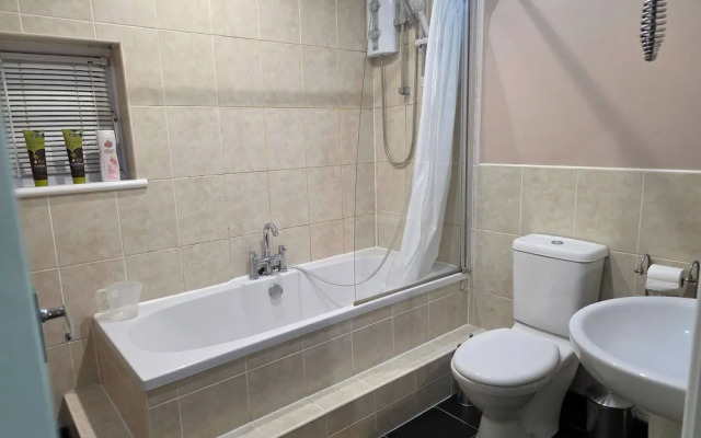 Spacious 3 Bed 2 Baths Free Wifi Central Location