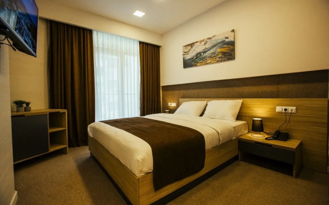 Hotel West
