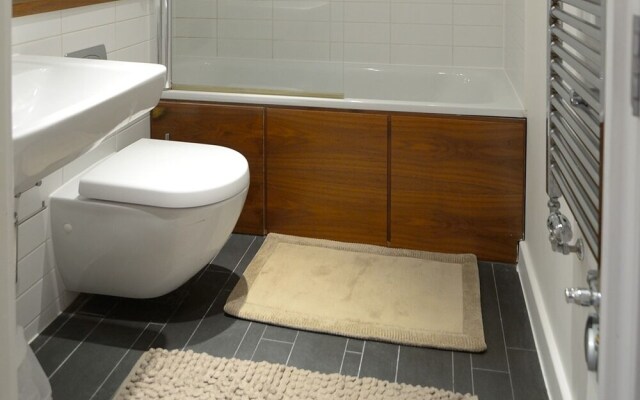 City Centre Hunsaker 3 Bedroom Serviced Apartment + Parking