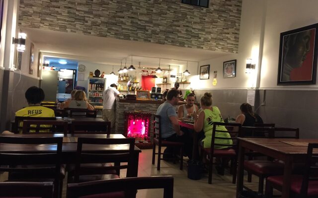 Tuk Tuk Hostel & Café
