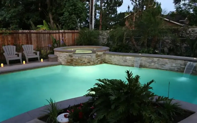 Upscale 6 Bed, 5 Ba, New Pool W/jacuzzi, 1/2 Mile Walk to Disney