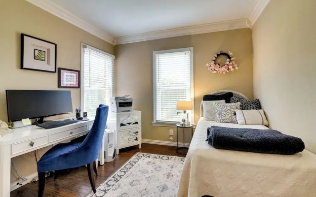 Galveston Getaway w/ Hot Tub & Fenced-in Yard!
