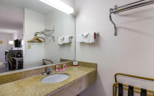 Econo Lodge Little Creek