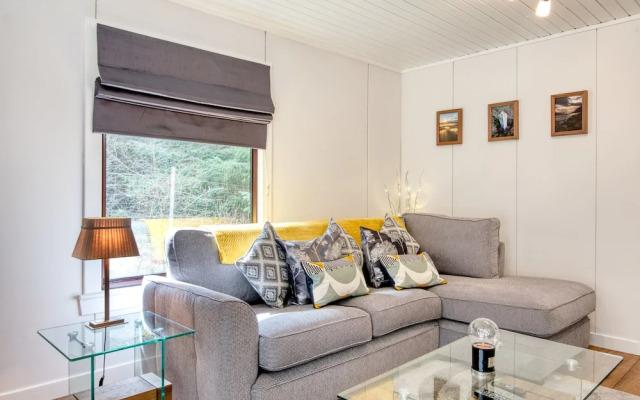 Otter With Mountain View and Enclosed Decking