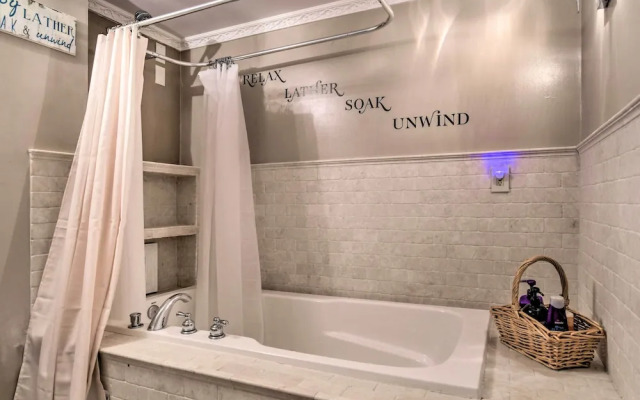 Bel Air Apartment w/ Pool ~ 2 Mi to Main St