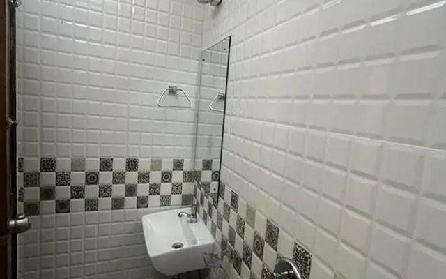 OYO 5352 Hotel Airport Metro