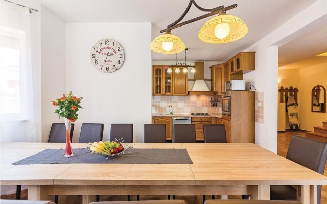 Beautiful Home in Pula With Wifi and 7 Bedrooms