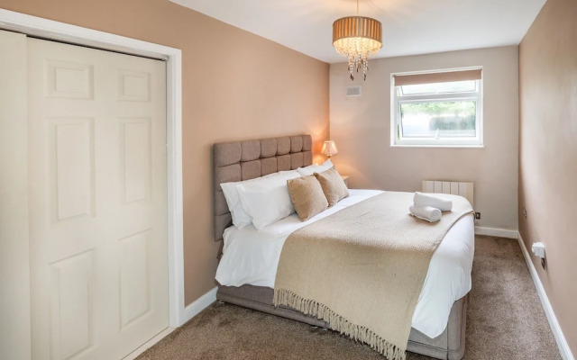 Stunning 2-bed Apartment in Windsor - Free Parking