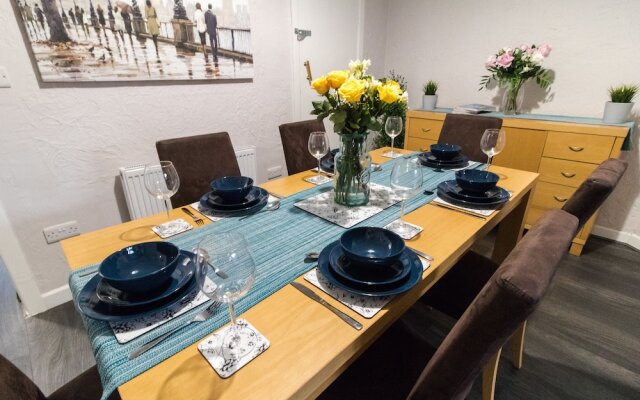 Ideal Home Away in Bury