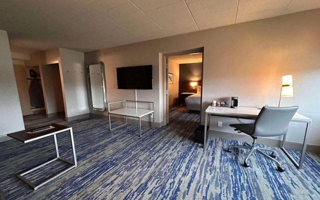 Skyline Hotel Detroit Airport, SureStay Collection by BW