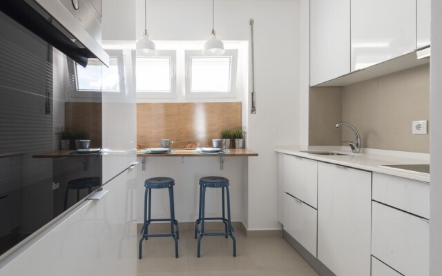 Elegant and Bright Apt Estoril by LCH