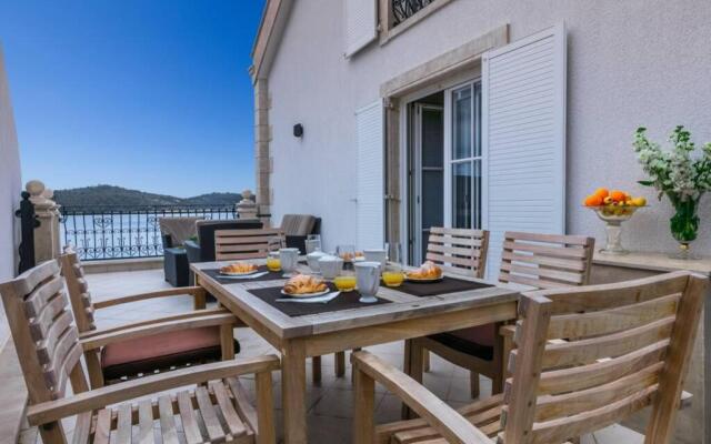 Seafront Apartment For4