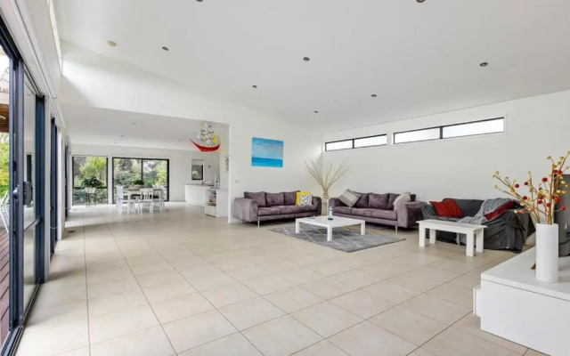 Sea Haven: coastal views, family retreat