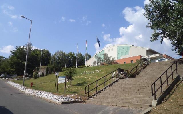 Almagyardombi Kollégium