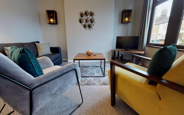Stayzo 2BR House Accommodation in Peterborough