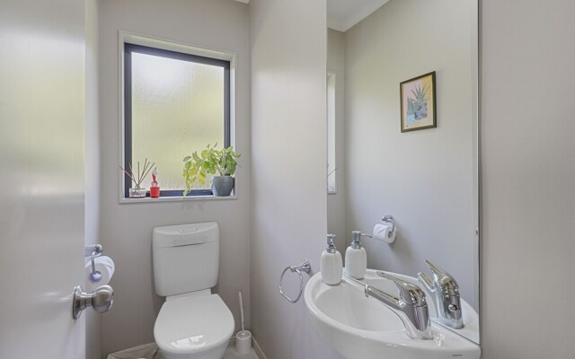 Spacious Family Home -Fully Fenced Yard