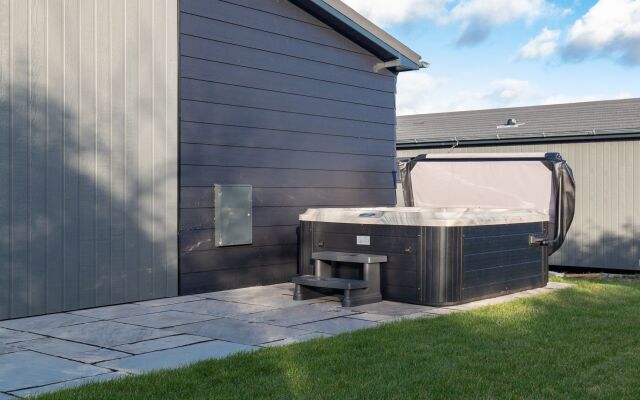 Hiraeth - Luxury Lodge With Hot Tub Close to Beach