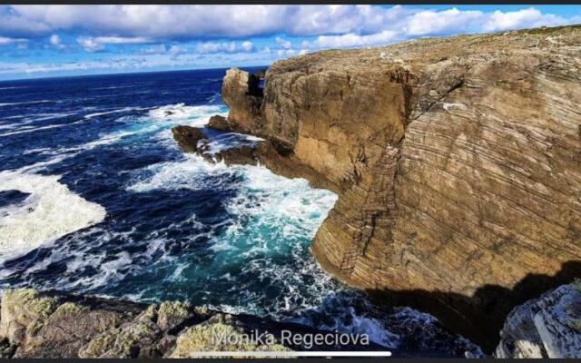 Seascape on the Edge of Town: 4 Beds All Ensuite.