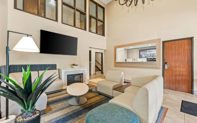 Super 8 by Wyndham Elgin