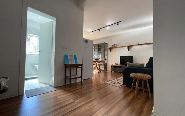 Flora - Modern Rooftop Apartment With Balcony