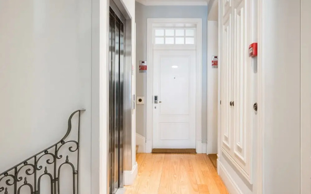 Lis001 · Mid-century Inspired Apartment With River Views