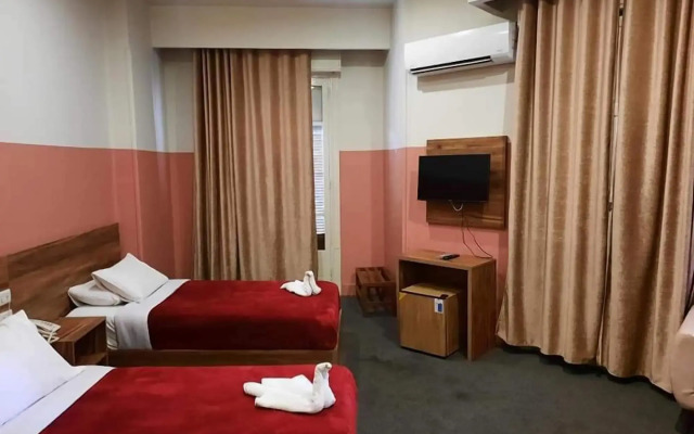 Nitocrisse Hotel