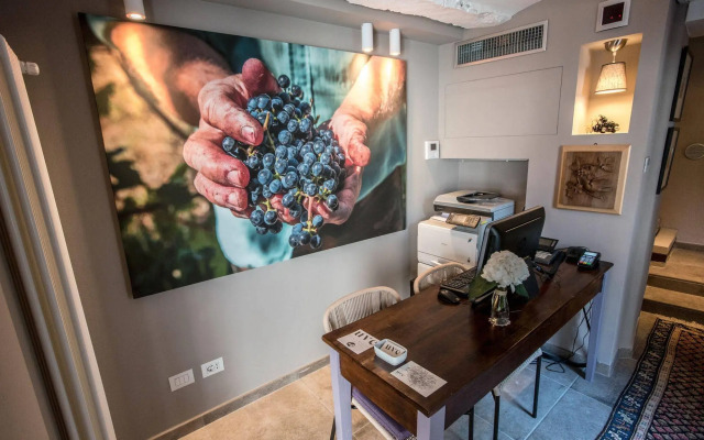 Uve Rooms & Wine Bar