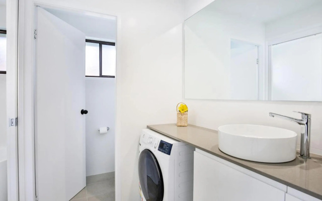 Sandy Feet Retreat - Pet Friendly - 1 Min Walk to Beach