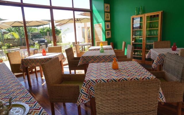 Moyoni Africa Lodge & Tours
