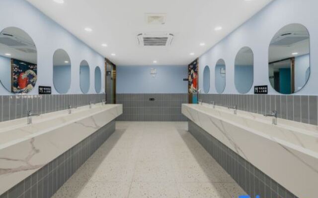 STAR HOTEL (Shanghai Hongqiao Weining Road Subway Station)