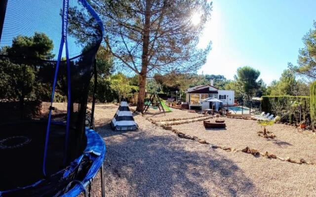 AbelesHome Villa con Piscina, Barbacoa y Parque Infantil.