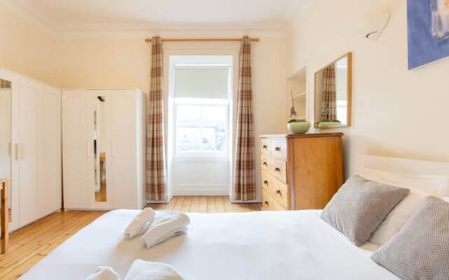 Spacious Traditional 3 Bedroom Flat in New Town