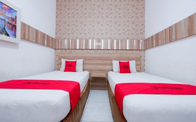 RedDoorz near Plaza Simpang Lima