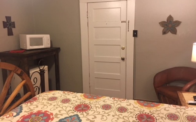 The Historic Leakey Inn