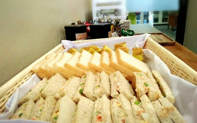 The Guest Hotel - Hostel