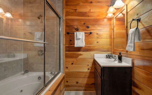 Cades Cove by Avantstay Treetop Haven in Smokey Mountains w/ Hot Tub, Game Room & Home Theatre