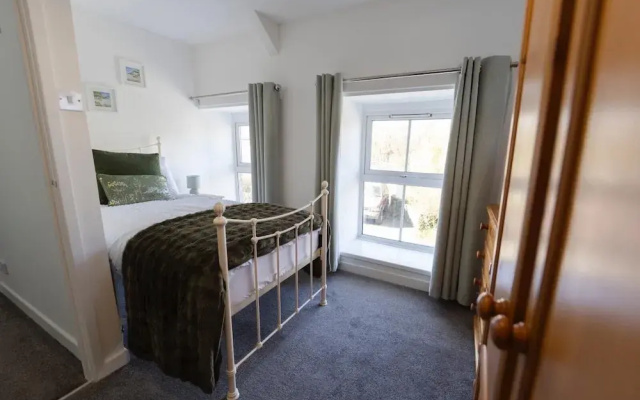 4 Guests - Pet Friendly - Fireplace - Parking