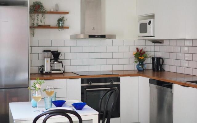 Oceanic & trendy two bedroom apartment with FREE parking