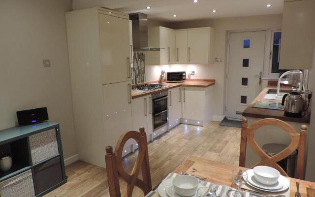 4 Bed Farnborough Air Accommodation