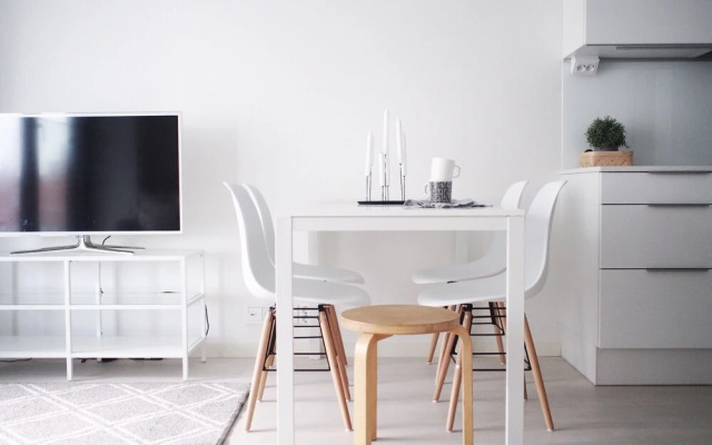 2ndhomes Central Tower Apt near Train St