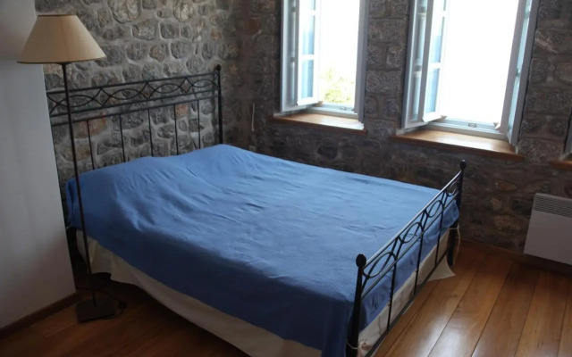 Alkioni stone house
