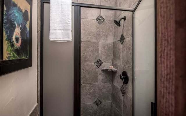 Lucky Bear Lodge - Three Bedroom Cabin