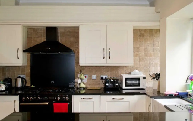 3 Bedroom Home With Garden Near Edinburgh New Town